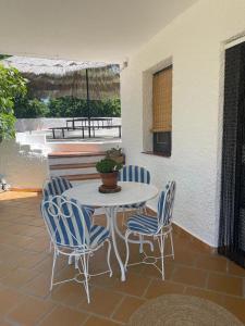a patio with a table and chairs and a table at Villa Marichu. Piscina, BBQ y a 15 min Puy du Fou in Totanés