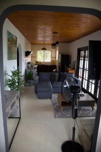 uma sala de estar com um sofá azul e uma mesa em 180 Degrees Self-Catering em Victoria