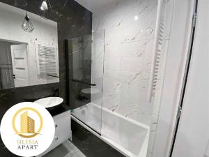 a bathroom with a glass shower and a toilet at Apartament Zielony in Tychy +32 photos