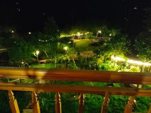 - Vistas al parque por la noche con un banco en Muong Hoa Hmong Homestay en Sa Pa