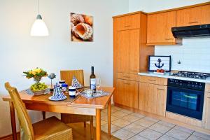 eine Küche mit einem Holztisch und einem Herd in der Unterkunft Baltic Kölln Appartement in Heiligenhafen