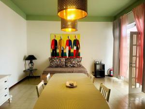 a dining room with a table and a painting on the wall at Il Mare di Giò in Monopoli