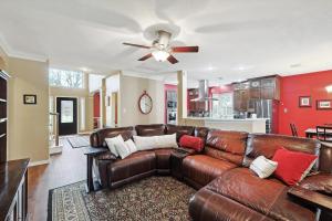 Ruang duduk di DFW Getaway - 4 Bedrooms Pool Oasis Media Room