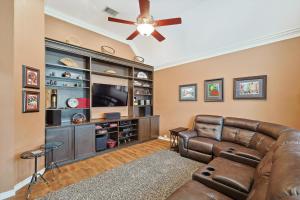 Ruang duduk di DFW Getaway - 4 Bedrooms Pool Oasis Media Room