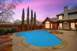 Kolam renang di atau dekat dengan DFW Getaway - 4 Bedrooms Pool Oasis Media Room