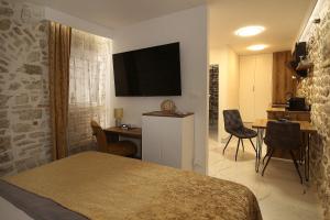 TV a/nebo společenská místnost v ubytování Apartman in Centar Studio MOZZIRA Free breakfast