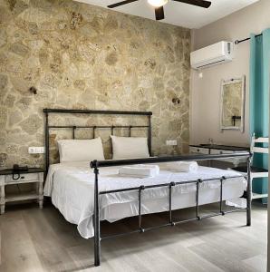 Ένα ή περισσότερα κρεβάτια σε δωμάτιο στο Ξενοδοχείο Καστρί