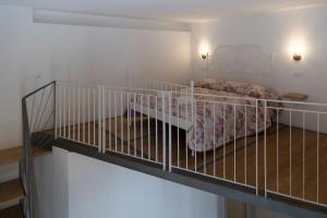 um pequeno quarto com uma cama com corrimão em PALAZZO PELLEGRINO vietri em Vietri