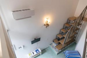Pokój z krętymi schodami i grzejnikiem w obiekcie PALAZZO PELLEGRINO vietri w mieście Vietri sul Mare