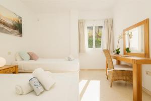 Posteľ alebo postele v izbe v ubytovaní Holiday apartment with private terrace, just 10 minutes by car from Elviria Beach, Marbella