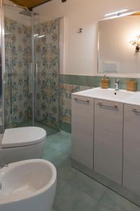 W łazience znajduje się toaleta, umywalka i prysznic. w obiekcie PALAZZO PELLEGRINO vietri w mieście Vietri sul Mare