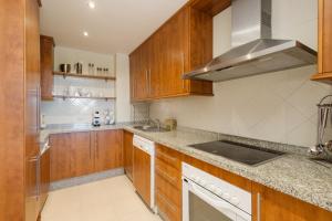 Kuchyňa alebo kuchynka v ubytovaní Holiday apartment with private terrace, just 10 minutes by car from Elviria Beach, Marbella