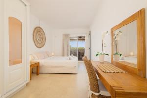 Posteľ alebo postele v izbe v ubytovaní Holiday apartment with private terrace, just 10 minutes by car from Elviria Beach, Marbella