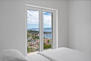 Ένα ή περισσότερα κρεβάτια σε δωμάτιο στο Luxurious 7-Bedroom Villa MI with Private Pool, 500m from the Beach +53 φωτογραφίες
