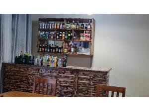 eine Bar mit 2 Stühlen und einem Tisch mit Getränken in der Unterkunft Room in Guest room - Charming Room in Kayove, Rwanda - Your Perfect Getaway 