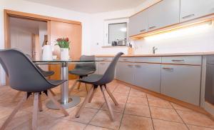 Η κουζίνα ή μικρή κουζίνα στο Haus 5 Elemente- Fewo Erde mit Terrasse und Bio-Kamin