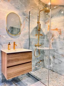 La salle de bains est pourvue d'un lavabo et d'une douche. dans l'établissement Sé Boutique Hotel, à Funchal