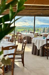 ein Restaurant mit Tischen und Stühlen und Aussicht in der Unterkunft Agriturismo Casetta I in Vinci