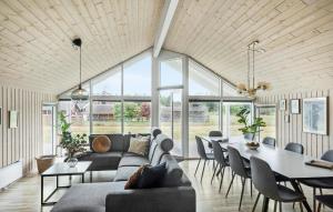 un soggiorno con un divano e un tavolo di Holiday Home Ankersholm Rødby Ix a Kramnitse