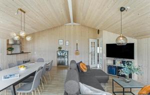 un soggiorno con un divano e un tavolo di Holiday Home Ankersholm Rødby Ix a Kramnitse
