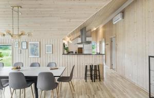 una sala da pranzo con tavolo e sedie bianchi di Holiday Home Ankersholm Rødby Ix a Kramnitse