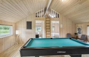 un tavolo da biliardo in una stanza con pareti in legno di Holiday Home Ankersholm Rødby Ix a Kramnitse Altre 10 foto