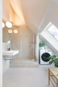 ein Badezimmer mit Dusche und Waschbecken in der Unterkunft HOMEFY - Luxury Art Apartment in Düsseldorf