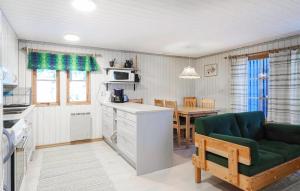 una cucina e un soggiorno con divano e tavolo di Awesome Home In Lofsdalen With Kitchen a Lofsdalen