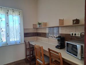 A kitchen or kitchenette at Tündérfátyol vendégház