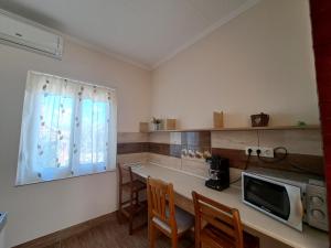 A kitchen or kitchenette at Tündérfátyol vendégház