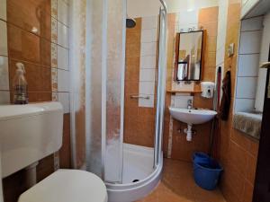 A bathroom at Tündérfátyol vendégház