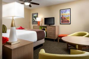 バー・ハーバーにあるバー　ハーバー　モーテルのベッドとテーブルが備わるホテルルームです。