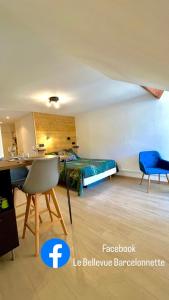 een kamer met een bed, een bureau en een tafel bij Le Bellevue in Barcelonnette