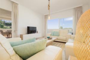 Televízia a/alebo spoločenská miestnosť v ubytovaní Holiday apartment with private terrace, just 10 minutes by car from Elviria Beach, Marbella