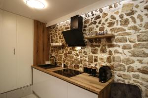 Kuchyň nebo kuchyňský kout v ubytování Apartman in Centar Studio MOZZIRA Free breakfast