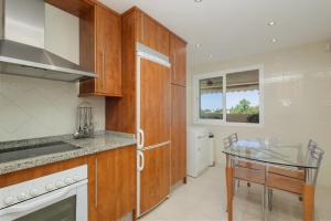 Kuchyňa alebo kuchynka v ubytovaní Holiday apartment with private terrace, just 10 minutes by car from Elviria Beach, Marbella