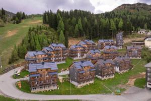 widok z powietrza grupy domów w obiekcie Almresort Gartnerkofel Nassfeld w mieście Sonnenalpe Nassfeld