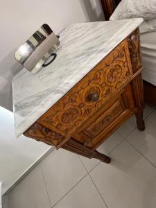 einen Holztisch mit einer weißen Marmoroberfläche in der Unterkunft apartment11 in Ulm