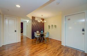 a dining room with a table and chairs at 3 Bedrooms Spacious Central Condo w Pool in Houston +17 photos