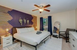 a bedroom with a bed and a ceiling fan at 3 Bedrooms Spacious Central Condo w Pool in Houston