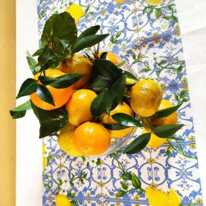 un tazón de naranjas con hojas sobre una mesa en Landhaus Casa Nonna im Olivenhain, en Balestrate
