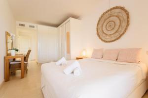 Posteľ alebo postele v izbe v ubytovaní Holiday apartment with private terrace, just 10 minutes by car from Elviria Beach, Marbella