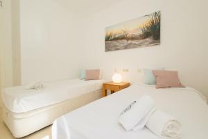 Posteľ alebo postele v izbe v ubytovaní Holiday apartment with private terrace, just 10 minutes by car from Elviria Beach, Marbella