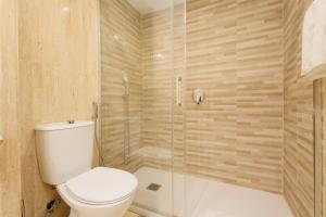Kúpeľňa v ubytovaní Holiday apartment with private terrace, just 10 minutes by car from Elviria Beach, Marbella