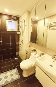 een badkamer met toilet en wastafel bij Comfy Abode at transport hub, TBS in Kuala Lumpur