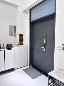 Porta nera in una stanza con cucina di Yun B&B a Dongshan
