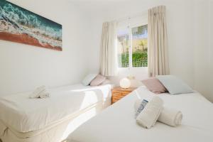 Posteľ alebo postele v izbe v ubytovaní Holiday apartment with private terrace, just 10 minutes by car from Elviria Beach, Marbella