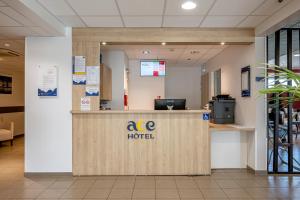 an ac hotel reception desk in a hospital lobby at ACE Hôtel Bordeaux Carbon Blanc in Carbon-Blanc