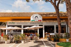 Reštaurácia alebo iné gastronomické zariadenie v ubytovaní Holiday apartment with private terrace, just 10 minutes by car from Elviria Beach, Marbella