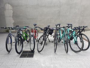 un gruppo di biciclette parcheggiate l'una accanto all'altra di B&B Casa Sara a Cassano dʼAdda